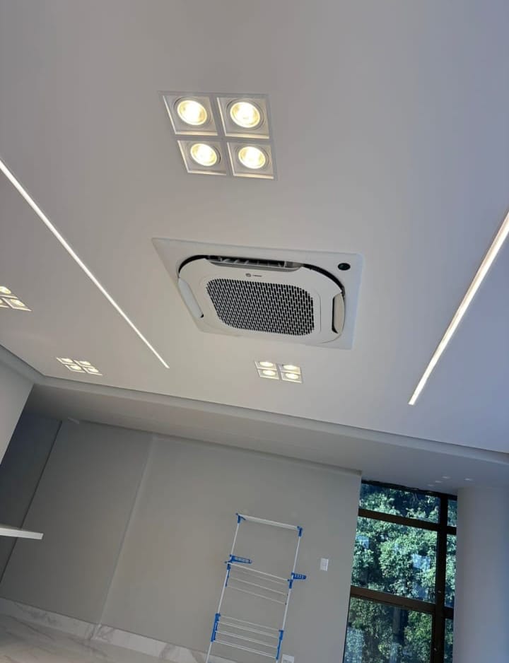 Técnico em manutenção de ar-condicionado