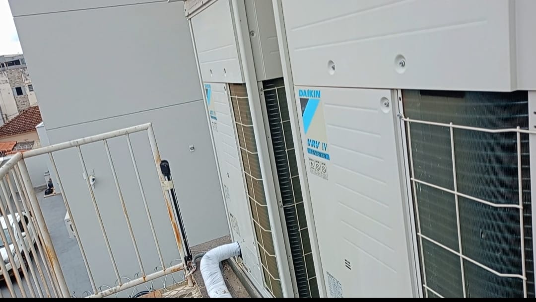 Instalação de climatização em ambiente comercial